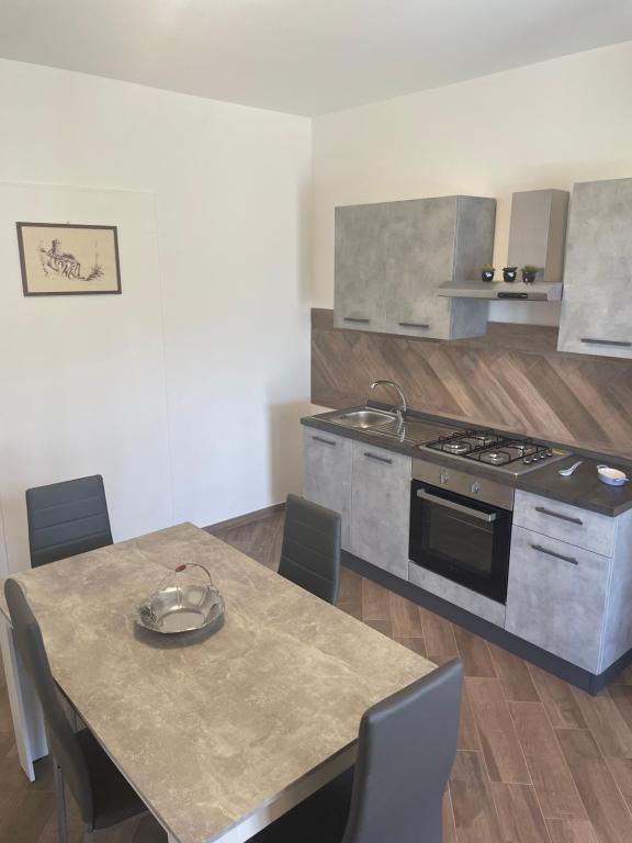 A kitchen or kitchenette at Villa Daniele