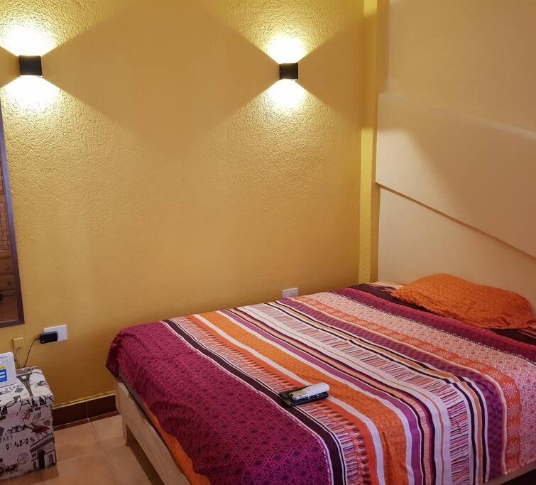 Un pat sau paturi într-o cameră la Luna Loft Huatulco excelente ubicación
