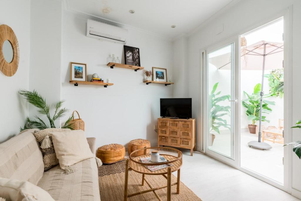 Telewizja i/lub zestaw kina domowego w obiekcie Oasis con patio y encanto en centro Sevilla