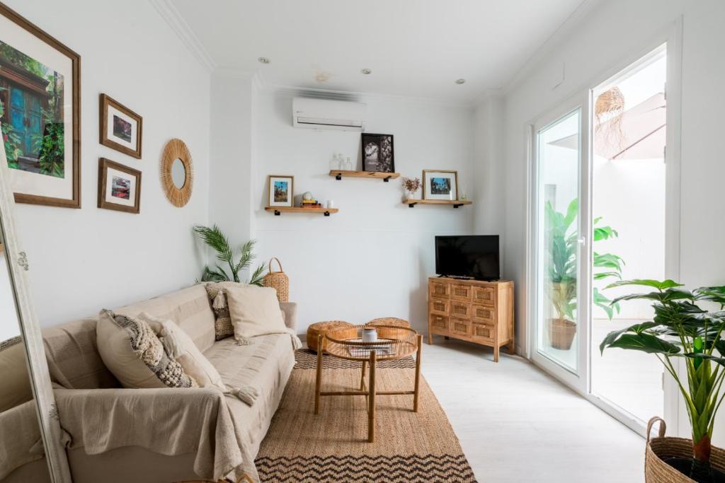 Telewizja i/lub zestaw kina domowego w obiekcie Oasis con patio y encanto en centro Sevilla