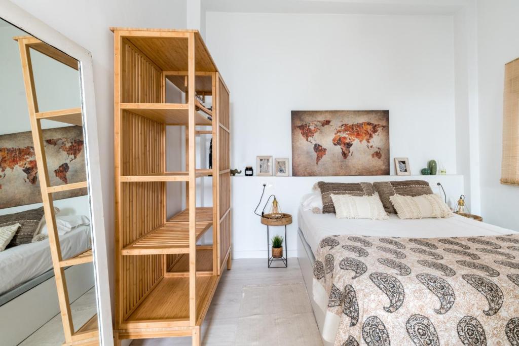 Łóżko lub łóżka w pokoju w obiekcie Oasis con patio y encanto en centro Sevilla
