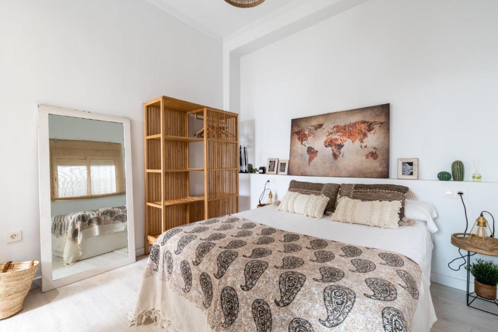 Łóżko lub łóżka w pokoju w obiekcie Oasis con patio y encanto en centro Sevilla