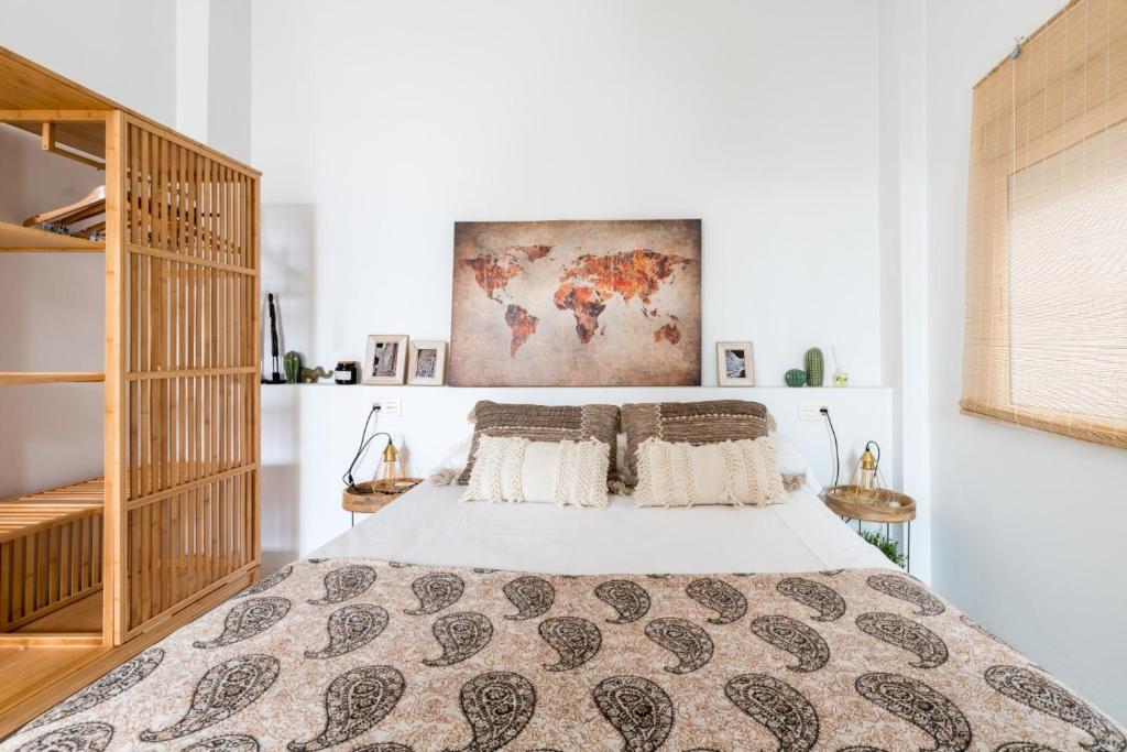 Łóżko lub łóżka w pokoju w obiekcie Oasis con patio y encanto en centro Sevilla