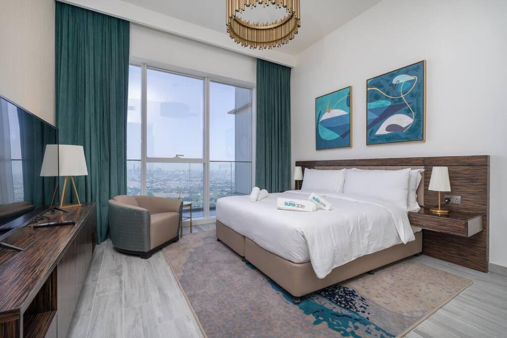 pokój hotelowy z łóżkiem i telewizorem w obiekcie Exquisite Apartment Minutes Away from the Beach w Dubaju