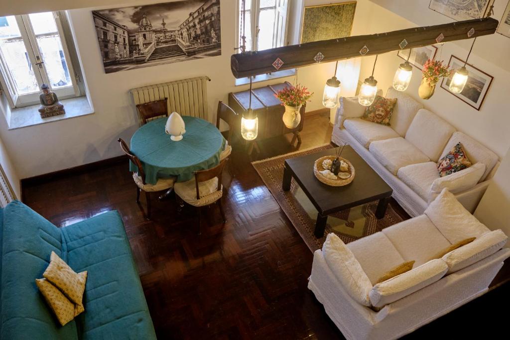 Posedenie v ubytovaní Attico con terrazza sul porto