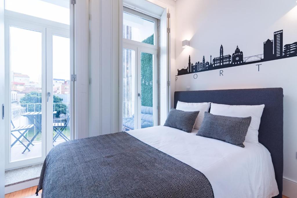 - une chambre avec un grand lit et un balcon dans l'établissement Oporto Near Deluxe, à Porto