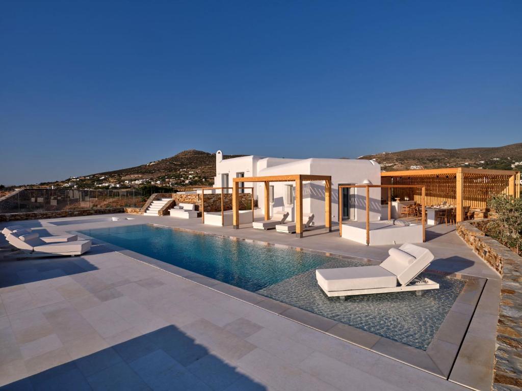 Villa con piscina con tumbonas en Costa Pounda Villas with private pools, en Agia Irini Paros