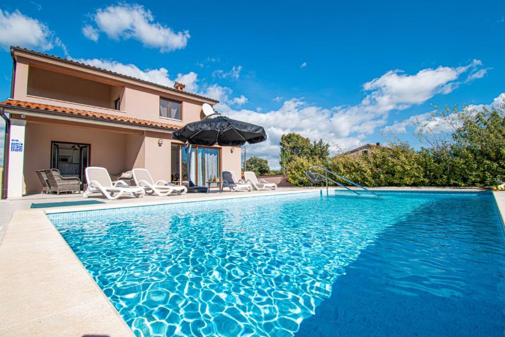 Basen w obiekcie VILLA Moki mit privatem beheizbarem Pool lub w pobliżu