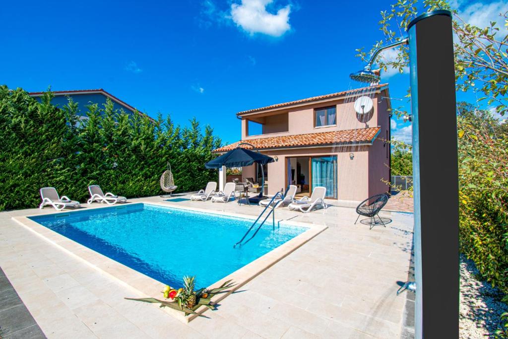 Basen w obiekcie VILLA Moki mit privatem beheizbarem Pool lub w pobliżu