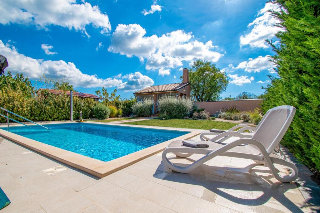 Basen w obiekcie VILLA Moki mit privatem beheizbarem Pool lub w pobliżu