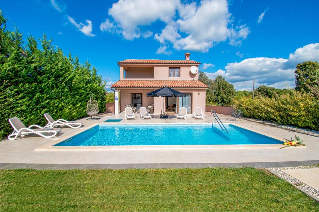 willa z basenem przed domem w obiekcie VILLA Moki mit privatem beheizbarem Pool w Puli