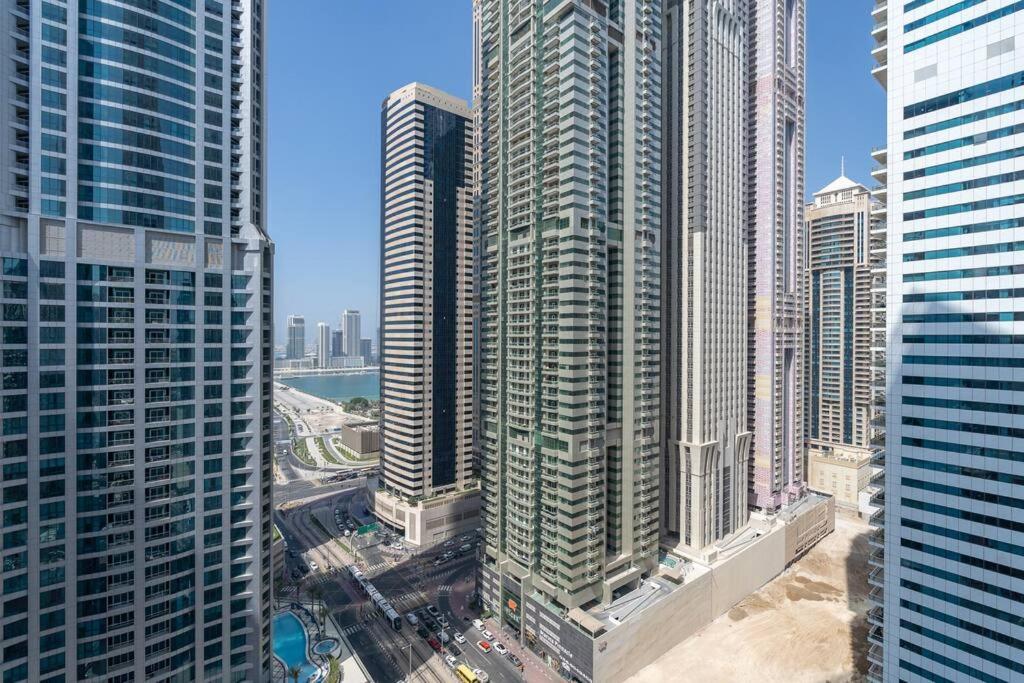 Nespecifikovaný výhled na destinaci Dubaj nebo výhled na město při pohledu z apartmánu