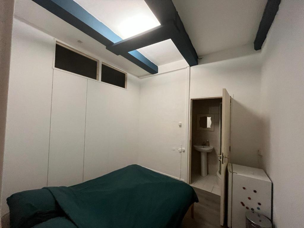 Zimmer mit einem Bett und Deckenbeleuchtung in der Unterkunft Room Aris, not for parties, not a hotel in Amsterdam