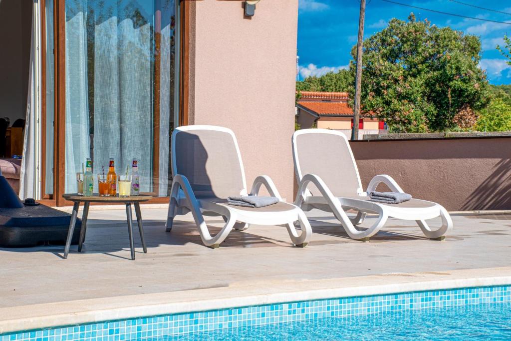 Basen w obiekcie VILLA Moki mit privatem beheizbarem Pool lub w pobliżu