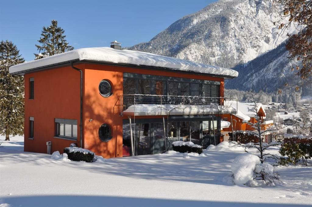 ein Gebäude im Schnee mit einem Berg in der Unterkunft Ammann Marika in Vandans