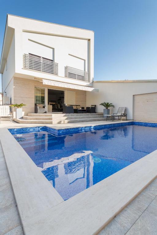 Villa Ema with heated saltwater pool, sauna and private gym - by TA Leut Agency