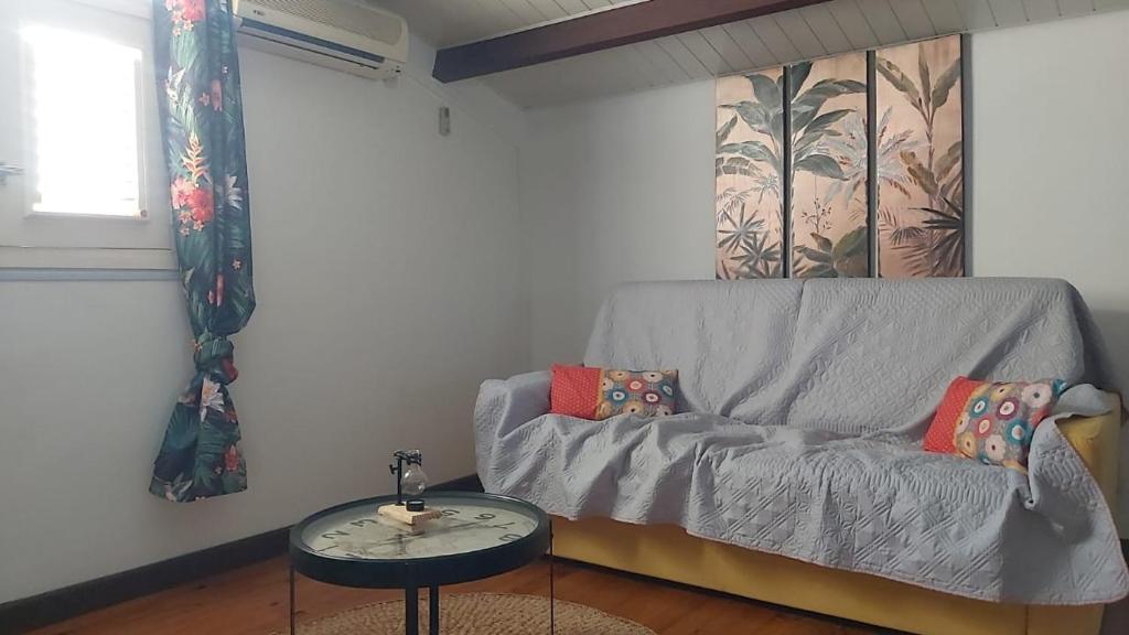 Posezení v ubytování Chambre d'hôte et Loft dans maison de charme piscine à débordement La Villa Gialla