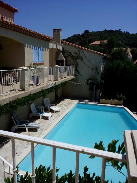 une grande piscine devant une maison dans l'établissement Magnifique villa piscine billard Great villa swimming pool, à Banyuls-sur-Mer