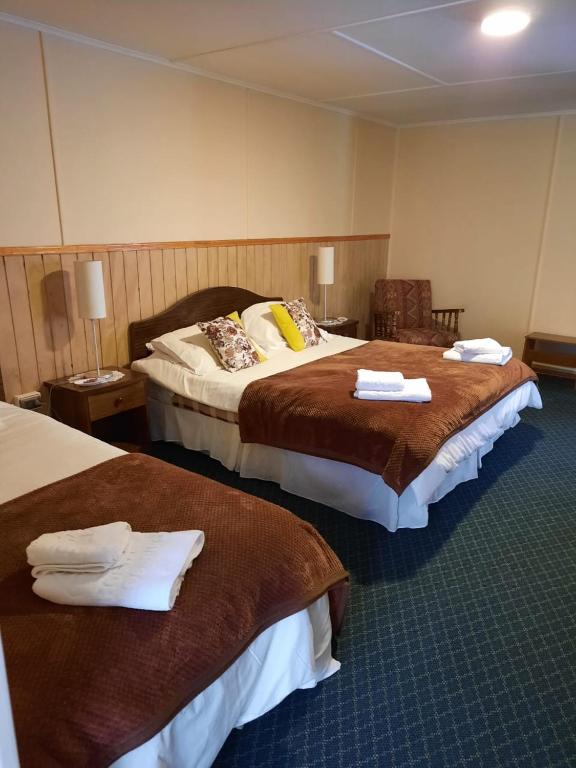 Postel nebo postele na pokoji v ubytování Hostal Los Pinos