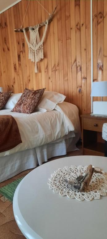 Postel nebo postele na pokoji v ubytování Hostal Los Pinos