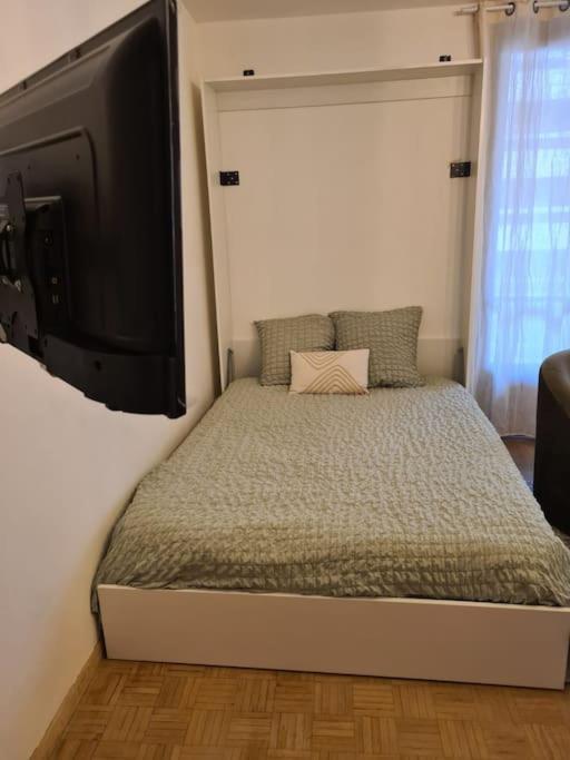 Cama o camas de una habitaci&oacute;n en Charmant studio avec balcon Marseille centre