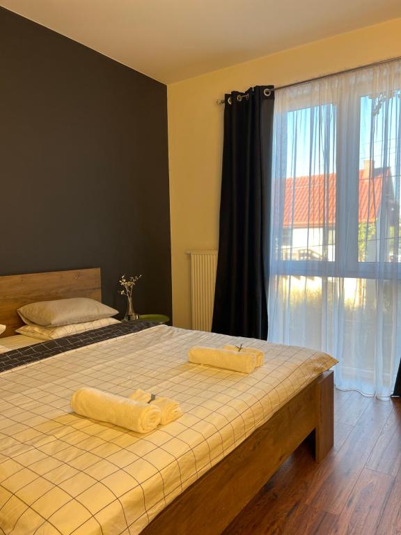 1 dormitorio con 1 cama con 2 toallas en Apartment in Warsaw Cyprysowa, en Varsovia