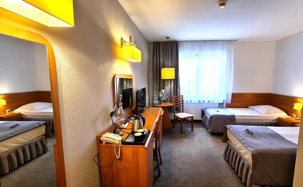 Postel nebo postele na pokoji v ubytování Hotel Malinowski Economy