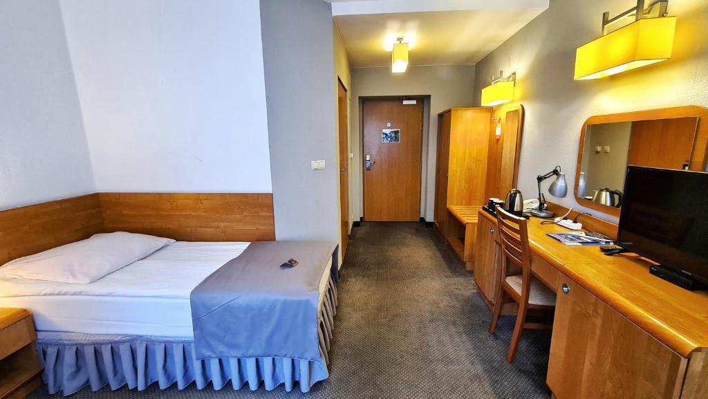 Postel nebo postele na pokoji v ubytování Hotel Malinowski Economy