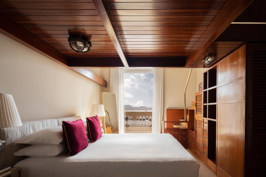 Caracciolo 13 Rooftop & Suites房間的床
