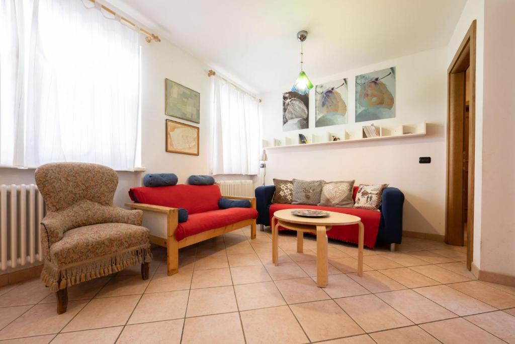 卡納澤伊的住宿－Cesa Pecedel，客厅配有沙发和桌椅