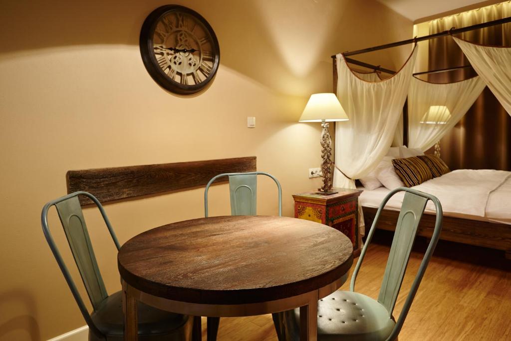 Postel nebo postele na pokoji v ubytování SleepWell Apartments Ordynacka