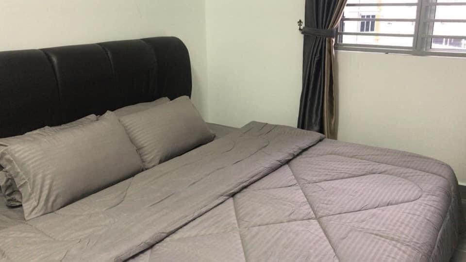 Postel nebo postele na pokoji v ubytování Sofiamuslim Homestay Putrajaya- Near Alamanda Mall & Federal Government Administrative Centre Kompleks ABCDEF
