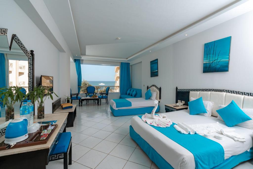 Postel nebo postele na pokoji v ubytování King Tut Aqua Park Beach Resort