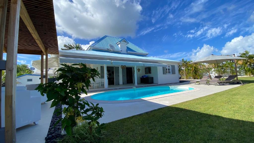 uma casa com piscina no quintal em Villa Nomilou Beach avec Accès direct Plage em Saint-François