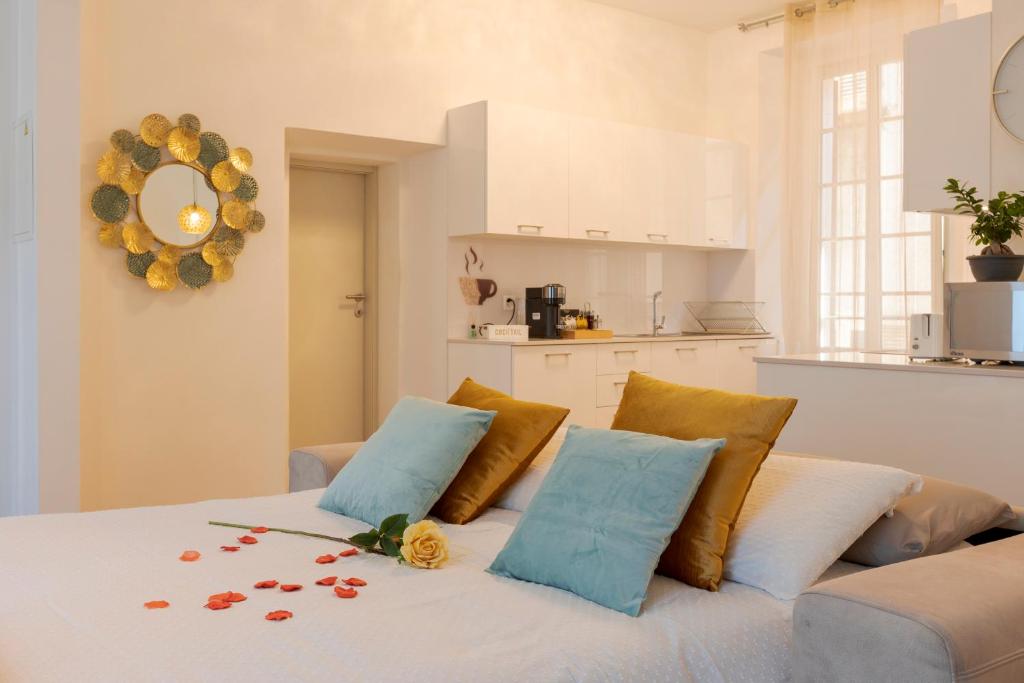 un letto bianco con cuscini e fiori di Cuore di Relais e Châteaux 5 STELLE in Bellinzona CITY OF CASTLES -By EasyLife Swiss a Bellinzona