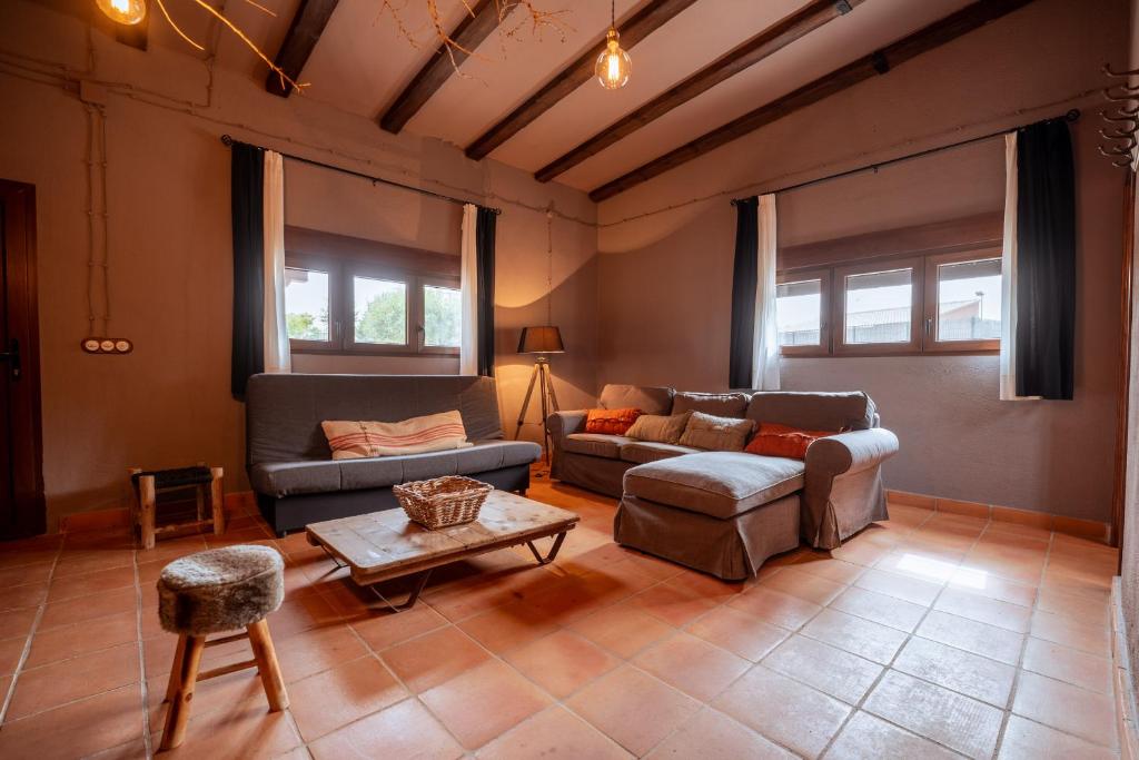 Sala de estar con 2 sofás y mesa en Bodega Andrés Iniesta con visita y cata en Fuentealbilla