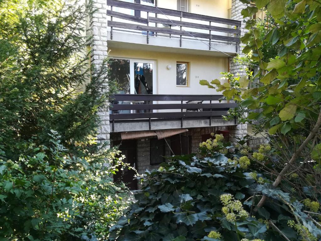 een huis met een bank op een balkon bij Krisztina apartman in Balatonfüred