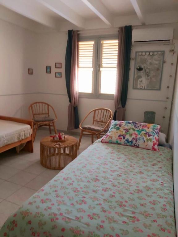Postel nebo postele na pokoji v ubytování Chambre d'hôte et Loft dans maison de charme piscine à débordement La Villa Gialla