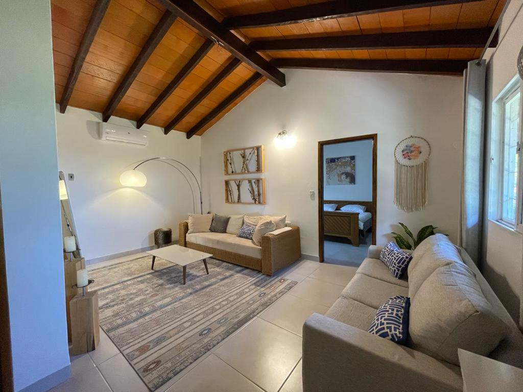 的住宿－Haasienda，客厅配有沙发和桌子