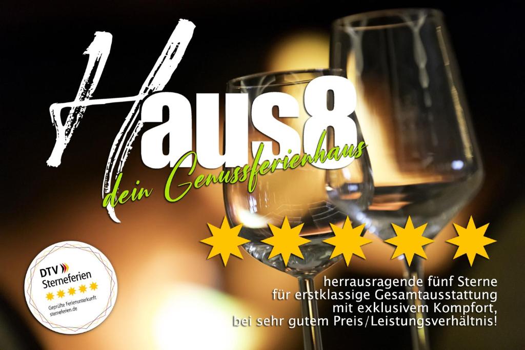 ein Flyer für eine Veranstaltung mit zwei Gläsern Wein in der Unterkunft Haus8 – dein Genussferienhaus in Mettlach
