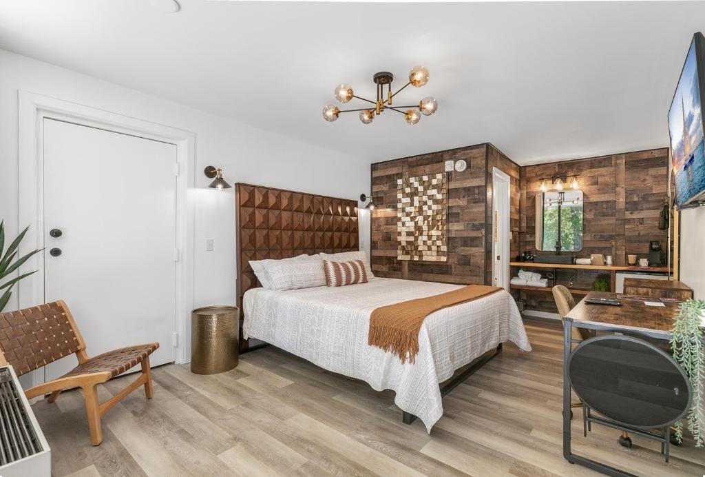 1 dormitorio con cama y escritorio en Candlewick Inn and Suites en Eureka Springs