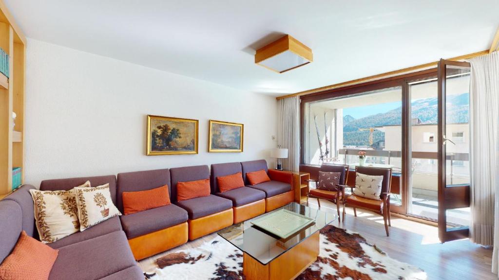 sala de estar con sofá y ventana grande en St. Moritzerhof 51, en St. Moritz