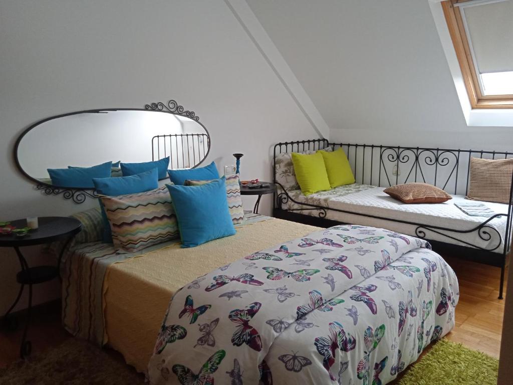 Un dormitorio con una cama con almohadas azules y amarillas. en Fusión de sensaciones, ático con espectaculares vistas, en Palmeira