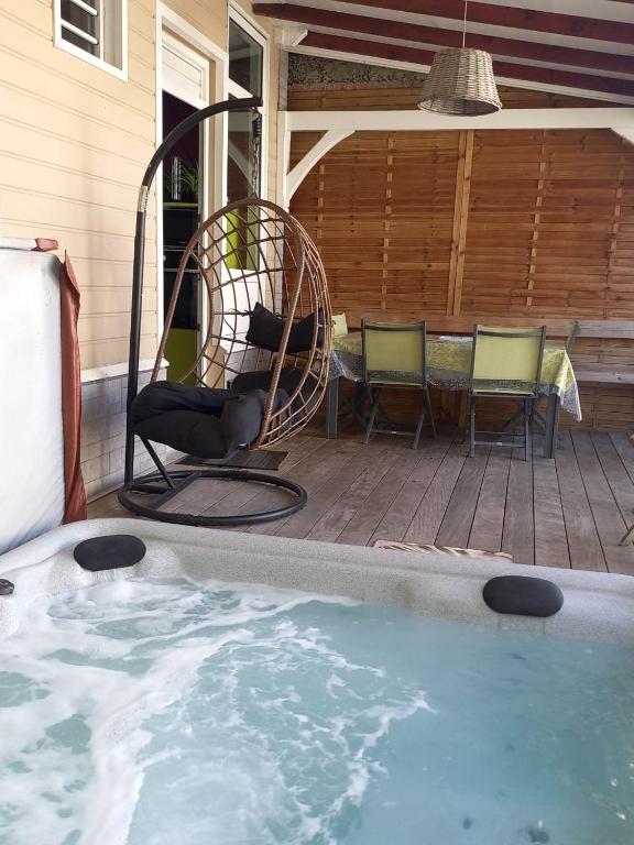 Bazén v ubytování Une pause s'impose au Vauclin avec votre jacuzzi privatif pour 3 nuits minimum nebo v jeho okolí