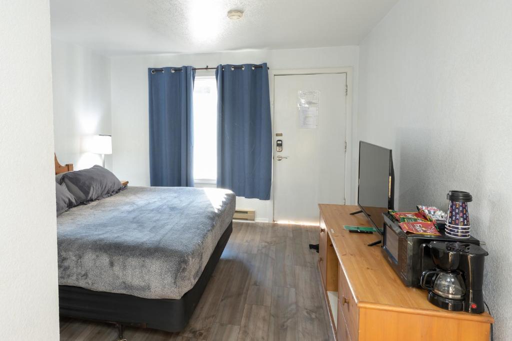 Postel nebo postele na pokoji v ubytování Siesta Motel Colfax WA