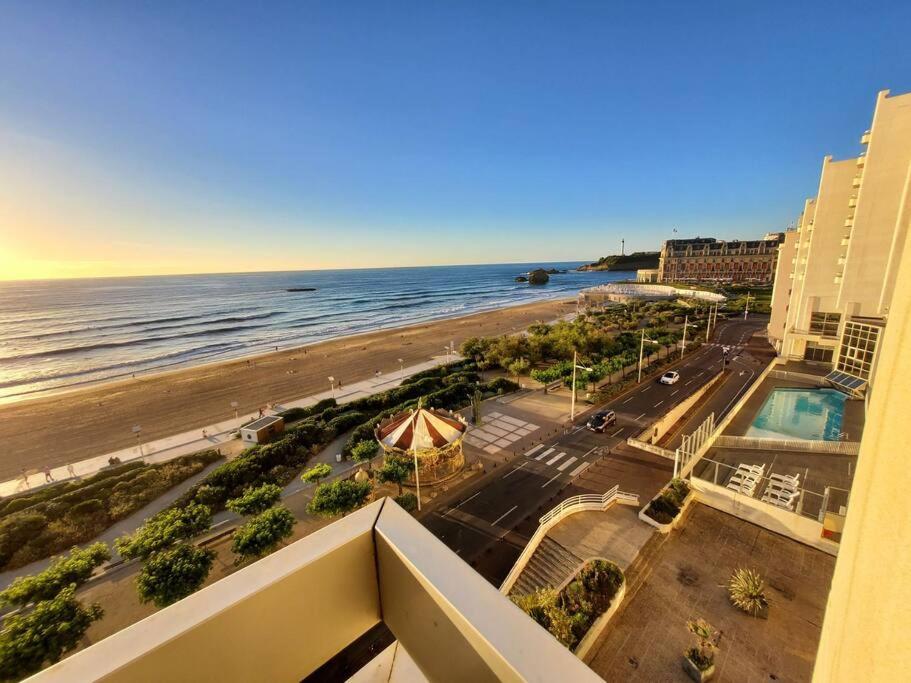 a view of the beach from the balcony of a condo at Biarritz centre balcon vue mer, piscine, plage in Biarritz