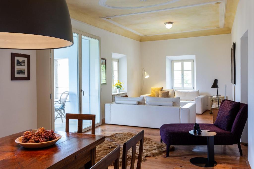 - un salon avec un canapé blanc et une table dans l'établissement Appartement im Grünweinhof, à Montagna