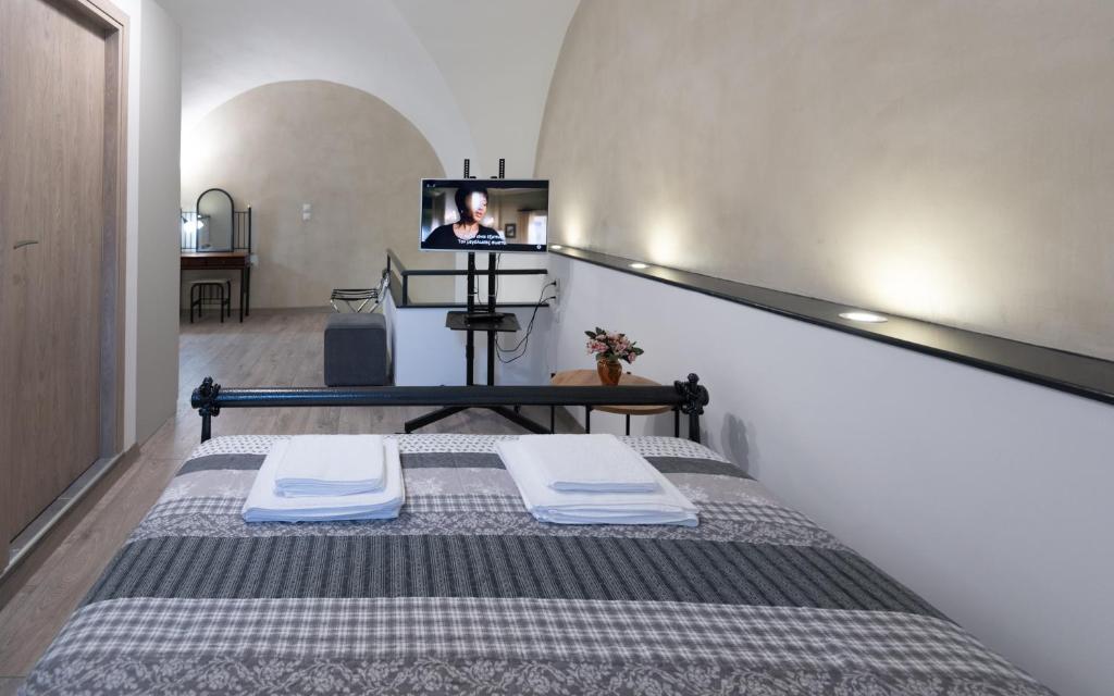 Tempat tidur dalam kamar di THOMAS LUXURY APARTMENT in the historical center of Ioannina