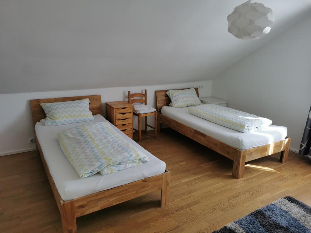 מיטה או מיטות בחדר ב-XL Apartment Rödermark 4SZ