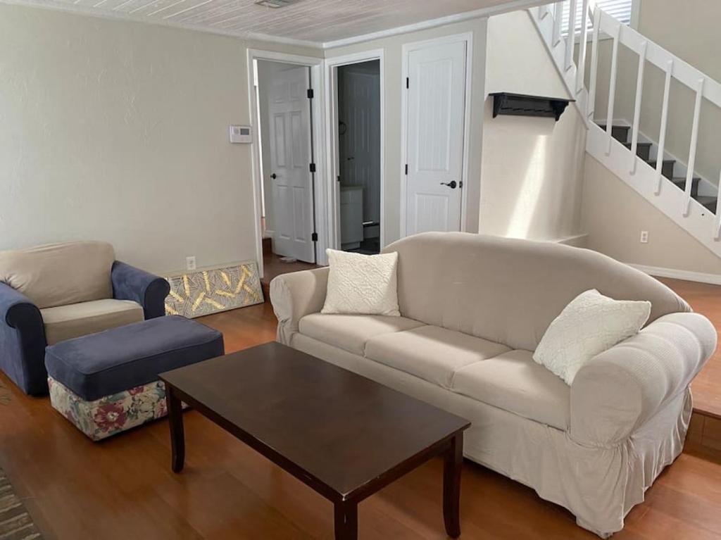 sala de estar con sofá y mesa de centro en Relaxing 3 bed 2 bath Wifi by the Intercostal, en Daytona Beach